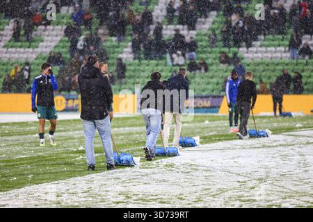 Groningen, Niederlande. November 2025. GRONINGEN, 23-11-2025, Stadion Euroborg, Saison 2025/2026, niederländischer Eredivisie Football, Spiel zwischen FC Groningen und PEC Zwolle, Foto zeigt Schnee auf dem Spielfeld Credit: Pro Shots/Alamy Live News Stockfoto