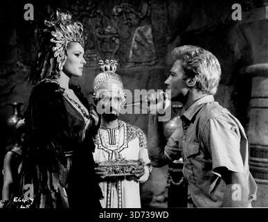 URSULA ANDRESS, CHRISTOPHER LEE und JOHN RICHARDSON in einer Szene aus IHR 1965 Regisseur ROBERT DAY Roman H. RIDER HAGGARD Music JAMES BERNARD Produzent MICHAEL CARRERAS Hammer-Seven Arts / Warner-Pathe / Associated British Stockfoto