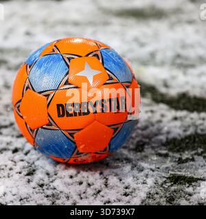 Groningen, Niederlande. November 2025. GRONINGEN, 23-11-2025, Stadion Euroborg, Saison 2025/2026, niederländischer Eredivisie Football, Spiel zwischen FC Groningen und PEC Zwolle, Foto zeigt, dass sie mit einem orangen Ball spielen. Credit: Pro Shots/Alamy Live News Stockfoto