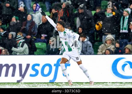 Groningen, Niederlande. November 2025. GRONINGEN, NIEDERLANDE - 23. NOVEMBER: Younes Taha vom FC Groningen reagiert während des niederländischen Eredivisie-Spiels zwischen dem FC Groningen und PEC Zwolle im Stadion Euroborg am 23. November 2025 in Groningen. (Foto: Pieter van der Woude/Orange Pictures) Credit: Orange Pics BV/Alamy Live News Stockfoto