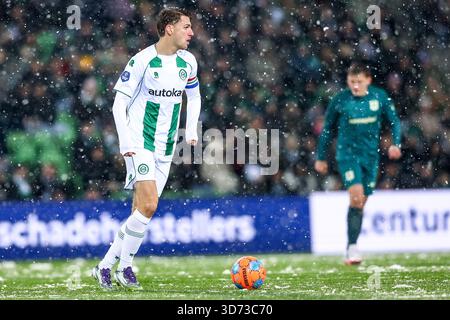Groningen, Niederlande. November 2025. GRONINGEN, NIEDERLANDE - 23. NOVEMBER: Stije Resink vom FC Groningen spielt mit dem Ball während des niederländischen Eredivisie-Spiels zwischen FC Groningen und PEC Zwolle im Stadion Euroborg am 23. November 2025 in Groningen, Niederlande. (Foto: Pieter van der Woude/Orange Pictures) Credit: Orange Pics BV/Alamy Live News Stockfoto