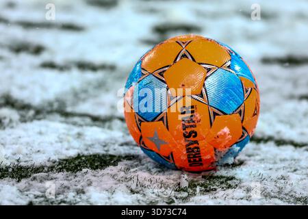 Groningen, Niederlande. November 2025. GRONINGEN, NIEDERLANDE - 23. NOVEMBER: Oranger Matcjhball während des niederländischen Eredivisie-Spiels zwischen FC Groningen und PEC Zwolle im Stadion Euroborg am 23. November 2025 in Groningen, Niederlande. (Foto: Pieter van der Woude/Orange Pictures) Credit: Orange Pics BV/Alamy Live News Stockfoto
