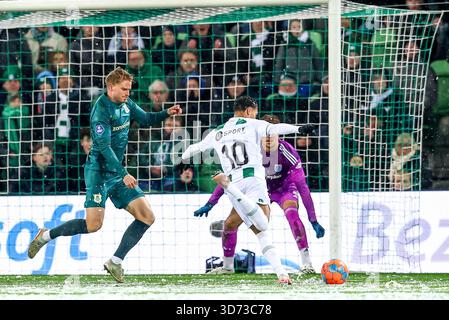 Groningen, Niederlande. November 2025. GRONINGEN, NIEDERLANDE - 23. NOVEMBER: Younes Taha vom FC Groningen schießt beim niederländischen Eredivisie-Spiel zwischen FC Groningen und PEC Zwolle im Stadion Euroborg am 23. November 2025 in Groningen, Niederlande. (Foto: Pieter van der Woude/Orange Pictures) Credit: Orange Pics BV/Alamy Live News Stockfoto