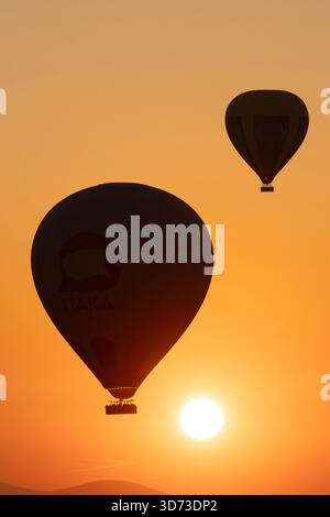 Heißluftballonfahrt bei Sonnenaufgang über Love Valley, Kappadokien, Turkiye Stockfoto
