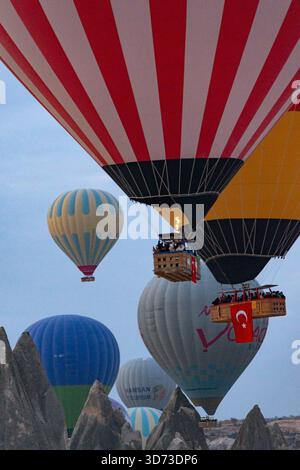 Heißluftballonfahrt bei Sonnenaufgang über Love Valley, Kappadokien, Turkiye Stockfoto
