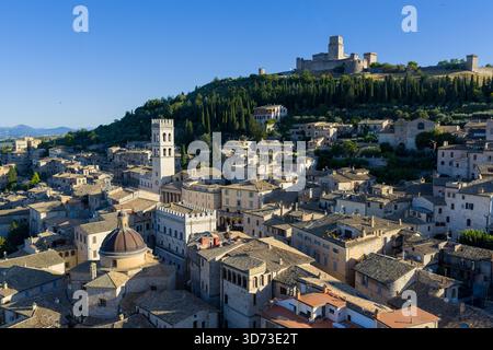 Rocca Maggiore, eine mittelalterliche Festung auf einem Hügel in Assisi, Italien, bietet einen atemberaubenden Blick auf die Terrakotta-Dächer. Erbaut im 12. Jahrhundert, beispielhaft Stockfoto