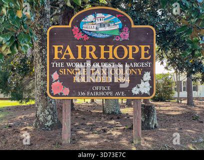 Fairhope, AL - 16. März 2025: Begrüßungsschild, das darauf hinweist, dass Fairhope als utopische Einzelsteuerkolonie gegründet wurde. Der Kolonie gehören noch 20% von Fairhope. Stockfoto