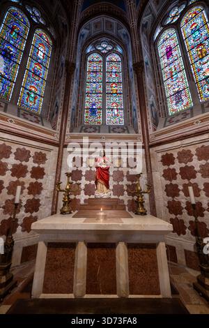 Assisi, Italien - 17. Juli 2025: Innenraum der päpstlichen Basilika San Francis, Assisi, mit kunstvollen Buntglasfenstern und einem zentralen Altar mit Stockfoto