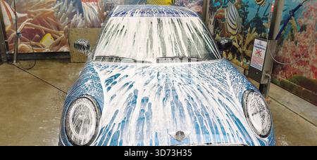 Berlin, Deutschland - 18. Mai 2025: Mini Cooper wird mit Schaum in einer automatischen Autowaschanlage gewaschen. Stockfoto