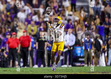 Baton Rouge, LA, USA. November 2025. Zavion Thomas (0) von LSU sieht sich im Tiger Stadium in Baton Rouge, LA, im NCAA-Football-Spiel zwischen den Western Kentucky Hilltoppers und den LSU Tigers an. Jonathan Mailhes/CSM/Alamy Live News Stockfoto