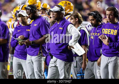 Baton Rouge, LA, USA. November 2025. LSU Interim Head Coach Frank Wilson beobachtet, wie sein Team während der NCAA-Fußballspiele zwischen den Western Kentucky Hilltoppers und den LSU Tigers im Tiger Stadium in Baton Rouge, LA, antritt. Jonathan Mailhes/CSM/Alamy Live News Stockfoto