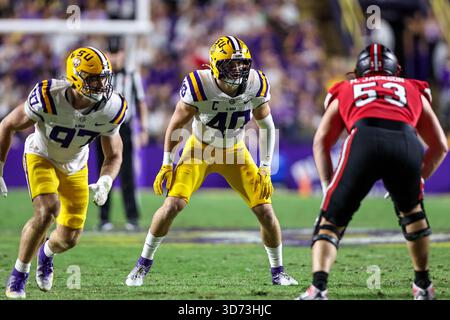Baton Rouge, LA, USA. November 2025. LSU Linebacker Whit Weeks (40) wartet darauf, dass der Ball während der NCAA-Football-Action zwischen den Western Kentucky Hilltoppers und den LSU Tigers im Tiger Stadium in Baton Rouge, LA, gerissen wird. Jonathan Mailhes/CSM/Alamy Live News Stockfoto