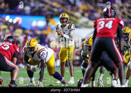 22. November 2025: LSU Quarterback Michael Van Buren Jr. (11) scannt die Verteidigung vor dem SNAP während der NCAA-Football-Action zwischen den Western Kentucky Hilltoppers und den LSU Tigers im Tiger Stadium in Baton Rouge, LA. Jonathan Mailhes/CSM Stockfoto