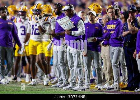 Baton Rouge, LA, USA. November 2025. LSU Interim Head Coach Frank Wilson sieht sich sein Spielblatt während der NCAA-Football-Action zwischen den Western Kentucky Hilltoppers und den LSU Tigers im Tiger Stadium in Baton Rouge, LA an. Jonathan Mailhes/CSM/Alamy Live News Stockfoto