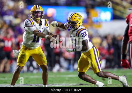 22. November 2025: Der LSU Quarterback Michael Van Buren Jr. (11) spielt im Tiger Stadium in Baton Rouge, LA, im NCAA-Football-Spiel zwischen den Western Kentucky Hilltoppers und den LSU Tigers den Ball von Running Back Harlem Berry (22). Jonathan Mailhes/CSM Stockfoto