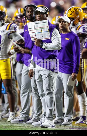 Baton Rouge, LA, USA. November 2025. LSU Interim Head Coach Frank Wilson sieht sich sein Spielblatt während der NCAA-Football-Action zwischen den Western Kentucky Hilltoppers und den LSU Tigers im Tiger Stadium in Baton Rouge, LA an. Jonathan Mailhes/CSM/Alamy Live News Stockfoto