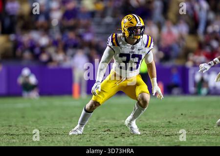 Baton Rouge, LA, USA. November 2025. LSU Linebacker West Weeks (33) wird während der NCAA-Fußballspiele zwischen den Western Kentucky Hilltoppers und den LSU Tigers im Tiger Stadium in Baton Rouge, LA, veröffentlicht. Jonathan Mailhes/CSM/Alamy Live News Stockfoto