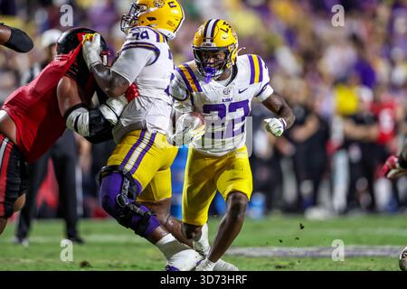Baton Rouge, LA, USA. November 2025. LSU Running Back Harlem Berry (22) sucht nach Laufraum während der NCAA-Fußballspiele zwischen den Western Kentucky Hilltoppers und den LSU Tigers im Tiger Stadium in Baton Rouge, LA. Jonathan Mailhes/CSM/Alamy Live News Stockfoto