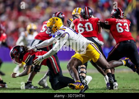 22. November 2025: Der LSU Defensive End Jimari Butler (12) stürzt den Western Kentucky Quarterback Rodney Tisdale Jr. (16) für einen Sack während der NCAA-Football-Action zwischen den Western Kentucky Hilltoppers und den LSU Tigers im Tiger Stadium in Baton Rouge, LA. Jonathan Mailhes/CSM Stockfoto