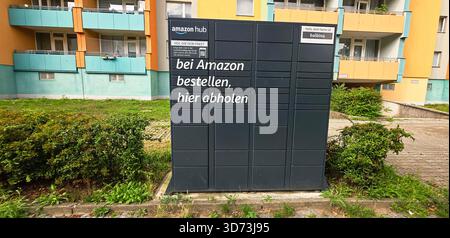 Berlin, Deutschland - 14. Juli 2025: Der Amazon Hub Paketschließraum befindet sich in einer grünen Wohngegend. Stockfoto