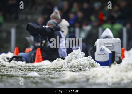 Groningen, Niederlande. November 2025. GRONINGEN, 23-11-2025, Stadion Euroborg, Saison 2025/2026, niederländischer Eredivisie Football, Spiel zwischen FC Groningen und PEC Zwolle, Foto zeigt Schnee am Rande des Feldes Credit: Pro Shots/Alamy Live News Stockfoto
