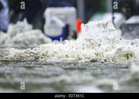 Groningen, Niederlande. November 2025. GRONINGEN, 23-11-2025, Stadion Euroborg, Saison 2025/2026, niederländischer Eredivisie Football, Spiel zwischen FC Groningen und PEC Zwolle, Foto zeigt Schnee am Rande des Feldes Credit: Pro Shots/Alamy Live News Stockfoto