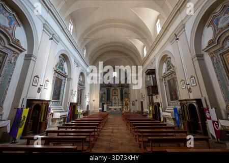 Acquapendente, Italien - 14. Juli 2025: Die Kirche St. Augustinus in Acquapendente, Italien, verfügt über gewölbte Decken und Gewölbebögen. Stockfoto