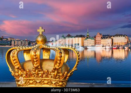 Stockholm, Schweden, Skeppsholm Bridge: Malerische Aussicht mit vergoldeter Krone am frühen Morgen. Skandinavien, Europa Stockfoto