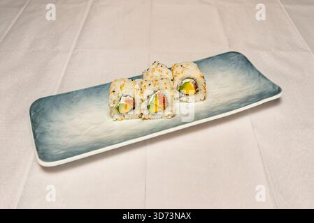 Garnelen und Mango Uramaki mit gekochten Garnelen, süßer Mango und weißem Sesam außen Stockfoto