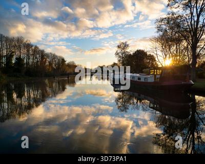 Blick vom Fußweg über das Abingdon Weir an der Themse, spektakulärer Wintersonnenaufgang Abingdon-on-Thames behauptet, die älteste Stadt Englands zu sein. Und die Themse fließt durch ihr Herz. In dieser idyllischen Szene sehen wir von den Abingdon Locks aus einen recht schönen Blick auf den Fluss, gerade während die Sonne an einem schönen Wintermorgen aufgeht. So ruhig... Stockfoto