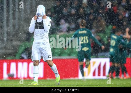 Groningen, Niederlande. November 2025. GRONINGEN, NIEDERLANDE - 23. NOVEMBER: Thom van Bergen vom FC Groningen ist beim niederländischen Eredivisie-Spiel zwischen dem FC Groningen und PEC Zwolle am 23. November 2025 im Stadion Euroborg enttäuscht. (Foto: Pieter van der Woude/Orange Pictures) Credit: Orange Pics BV/Alamy Live News Stockfoto