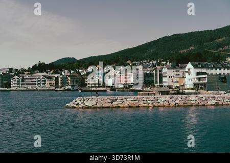 Eine wunderschöne kleine Stadt am Fjord, ideal gelegen mit wunderbarer Aussicht. Stockfoto