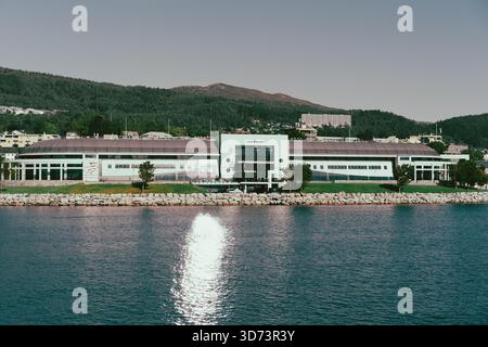 Eine wunderschöne kleine Stadt am Fjord, ideal gelegen mit wunderbarer Aussicht. Stockfoto