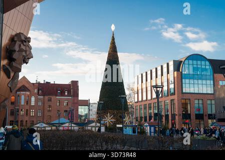 Danzig, Polen, 22. November 2025, Weihnachtsbaum mit Dekorationen im Stadtzentrum in der Nähe des Forum Shopping Centers für Neujahr und Weihnachten Stockfoto