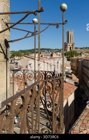 Überblick über die Altstadt und die Kathedrale vom Uhrturm aus | Panorama sur la vieille ville d'Aix-en-Provence et la Cathedral Saint Sauveur dep Stockfoto