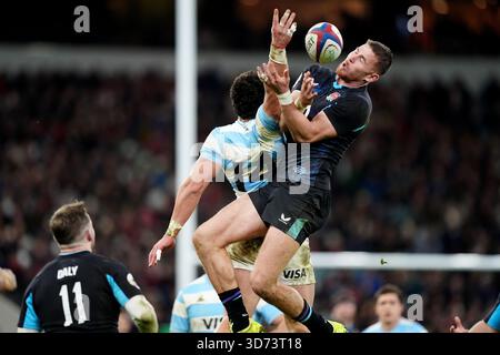 Argentinier Rodrigo Isgro (links) und Englands Freddie Steward fordern während des Spiels der Quilter Nations Series im Allianz Stadium in London einen hohen Ball. Bilddatum: Sonntag, 23. November 2025. Stockfoto