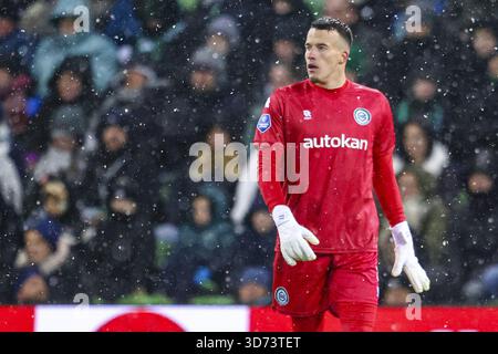 Groningen, Niederlande. November 2025. GRONINGEN, 23-11-2025, Stadion Euroborg, Saison 2025/2026, niederländischer Eredivisie Football, Spiel zwischen FC Groningen und PEC Zwolle, Foto zeigt FC Groningen Torhüter Etienne Vaessen Credit: Pro Shots/Alamy Live News Stockfoto