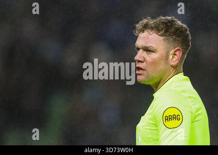 Groningen, Niederlande. November 2025. GRONINGEN, 23-11-2025, Stadion Euroborg, Saison 2025/2026, niederländischer Eredivisie Football, Spiel zwischen FC Groningen und PEC Zwolle, Foto zeigt Schiedsrichter Alex Bos Credit: Pro Shots/Alamy Live News Stockfoto