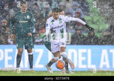 Groningen, Niederlande. November 2025. GRONINGEN, 23-11-2025, Stadion Euroborg, Saison 2025/2026, niederländischer Eredivisie Football, Spiel zwischen FC Groningen und PEC Zwolle, Foto zeigt FC Groningen Spieler Younes Taha Credit: Pro Shots/Alamy Live News Stockfoto