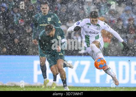 Groningen, Niederlande. November 2025. GRONINGEN, 23-11-2025, Stadion Euroborg, Saison 2025/2026, niederländischer Eredivisie Football, Spiel zwischen FC Groningen und PEC Zwolle, Foto zeigt FC Groningen Spieler Younes Taha Credit: Pro Shots/Alamy Live News Stockfoto