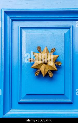 Blaue Tür mit goldenem Türklopfer: Dekoratives Außendetail für Wohnkultur Stockfoto