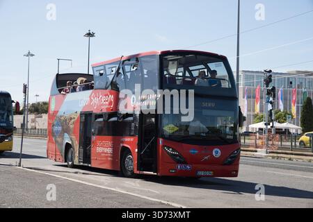 Roter Doppeldeckerbus mit offenem, einziehbarem Dach in Lissabon, Portugal an einem sonnigen Tag, parkt an der Bushaltestelle Stockfoto