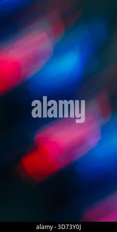 Neon-Bokeh-Leuchten. Strahlleck. Leuchtend rote blaue Prismenfarben funkeln in einer Mischung. Beleuchtete abstrakte Kunst schimmert auf schwarzem Hintergrund. Stockfoto