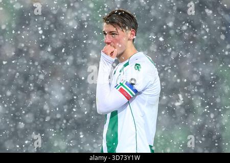 Groningen, Niederlande. November 2025. GRONINGEN, NIEDERLANDE - 23. NOVEMBER: Stije Resink vom FC Groningen ist beim niederländischen Eredivisie-Spiel zwischen dem FC Groningen und PEC Zwolle am 23. November 2025 im Stadion Euroborg enttäuscht. (Foto: Pieter van der Woude/Orange Pictures) Credit: Orange Pics BV/Alamy Live News Stockfoto