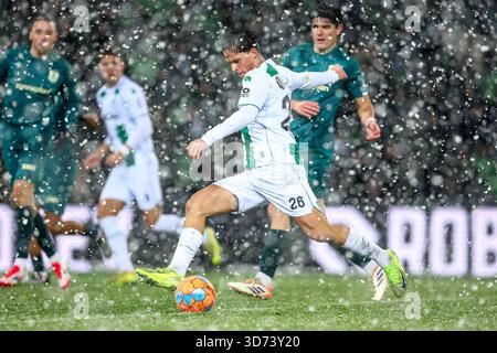 Groningen, Niederlande. November 2025. GRONINGEN, NIEDERLANDE - 23. NOVEMBER: Thom van Bergen vom FC Groningen schießt beim niederländischen Eredivisie-Spiel zwischen FC Groningen und PEC Zwolle im Stadion Euroborg am 23. November 2025 in Groningen, Niederlande. (Foto: Pieter van der Woude/Orange Pictures) Credit: Orange Pics BV/Alamy Live News Stockfoto