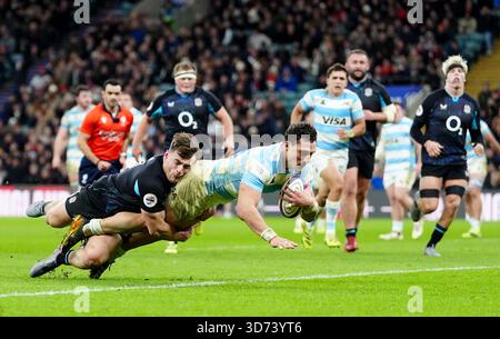 Der Argentinier Rodrigo Isgro (rechts) erzielt seinen beiden zweiten Versuch während des Spiels der Quilter Nations Series im Allianz Stadium in London. Bilddatum: Sonntag, 23. November 2025. Stockfoto