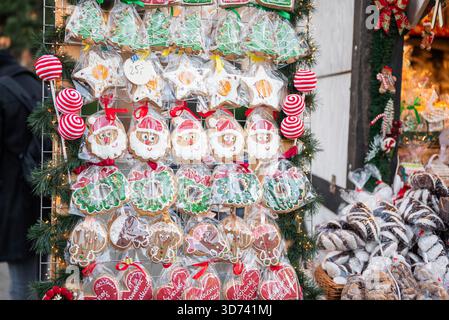 Leckere Lebkuchenkekse auf dem Weihnachtsmarkt für das neue Jahr in Danzig, Polen Stockfoto