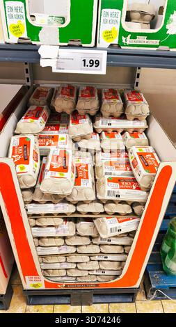 ISERLOHN, DEUTSCHLAND — 23. NOVEMBER 2025: Stapel Eier in Papierkartonverpackungen im Regal im Lidl-Supermarkt Stockfoto