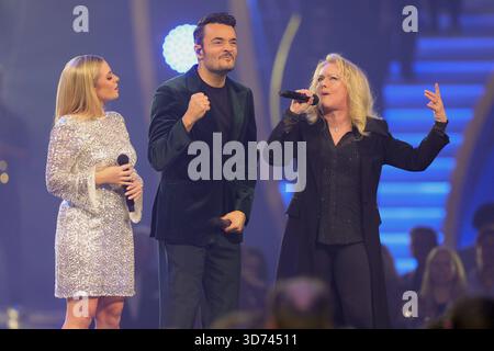 Die Giovanni Zarrella Show - Wir sagen Dankeschön Giovanni Zarrella mit Marina Marx und Nicole. Giovanni Zarrella mit MDie Giovanni Zarrella Show. ZDF-Live Sendung vom 22.11.2025 in der Baden-Arena Offenburg unter dem Motto Wir sagen Dankeschön. Offenburg, Baden-Württemberg, Deutschland. *** Die Giovanni Zarrella Show Wir sagen Dankeschön Giovanni Zarrella mit Marina Marx und Nicole Giovanni Zarrella mit MDie Giovanni Zarrella Show ZDF Live-Übertragung vom 22 11 2025 in der Baden Arena Offenburg unter dem Motto Wir sagen Dankeschön Offenburg, Baden Württemberg, Deutschland Stockfoto