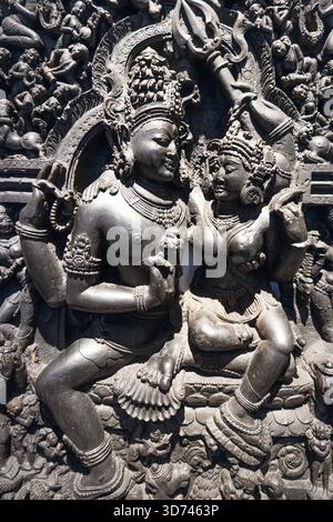 Alte hinduistische Gottheiten Shiva und Parvati Steinschnitzerei im British Museum. London, UK, 21. Oktober 2023 Stockfoto